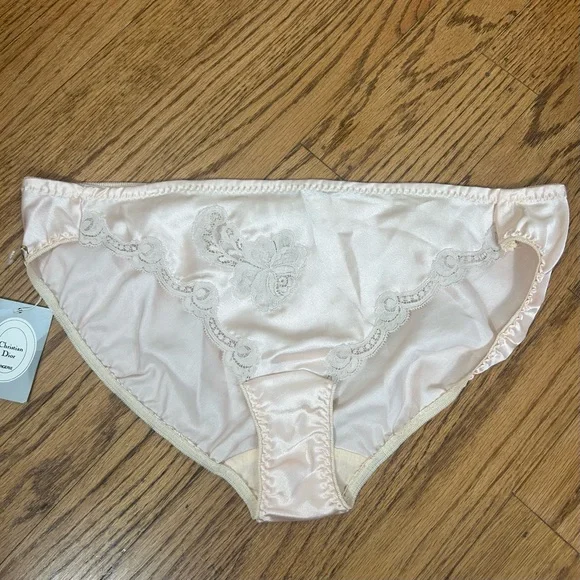 *SOLD*VTG Christian Dior Peach Silky Satin And Floral Lace Panty ILGWU NWT Size6 - Picture 3 of 12